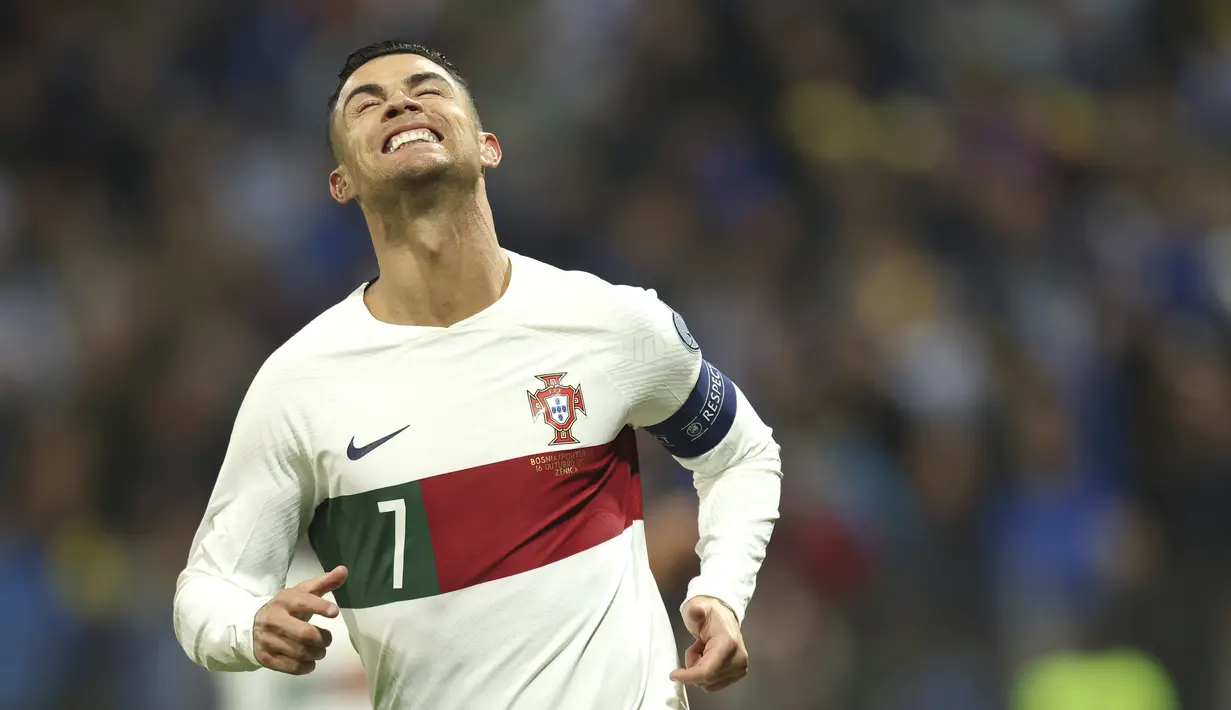Reaksi penyerang Portugal Cristiano Ronaldo saat melawan tuan rumah  Bosnia-Herzegovina pada lanjutan Grup J Kualifikasi Euro 2024 di Stadion Bilino Polje, Selasa (17/10/2023) WIB. (AP Photo/Armin Durgut)
