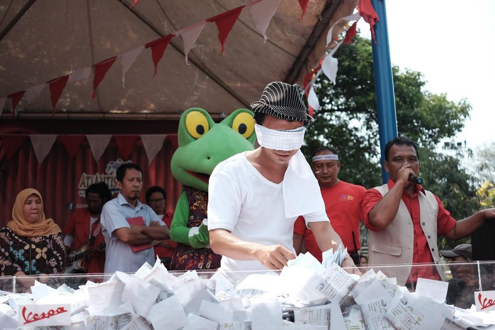 Berlokasi di Atlantis Ancol pengundian sepeda motor Vespa dilakukan pihak Ancol