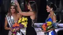 Miss Universe 2014, Paulina Vega mengambil mahkota yang telah terpasang di kepala Ariadna Gutierrez yang sebelumnya dikatakan sebagai Miss Universe 2015. Mahkota tersebut rupanya milik Pia Alonzo Wurtzbach. (AFP/Bintang.com)