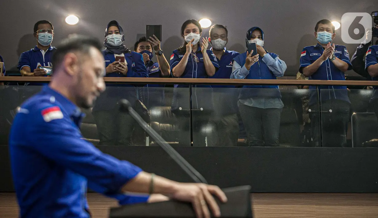 Para kader menyaksikan Ketua Umum Partai Demokrat Agus Harimurti Yudhoyono (AHY) konferensi pers terkait KLB Partai Demokrat di DPP Pusat Partai Demokrat, Jakarta, Jumat (5/3/2021). AHY merespons KLB Partai Demokrat yang menetapkan Moeldoko sebagai ketua umum. (Liputan6.com/Faizal Fanani)