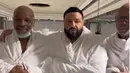 <p>DJ Khaled sendiri memang terlahir sebagai seorang muslim. Sementara, Mike Tyson adalah seorang mualaf. Ia merasa senang bisa menjalani umrah bersama sang petinju legendaris tersebut. Sebelumnya, aktor Bollywood Shah Rukh Khan juga terlihat berada di Makkah dan diyakini sedang menunaikan umrah. (Liputan6.com/IG/@djkhaled)</p>