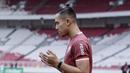 Pemain Persija Jakarta, Ryuji Utomo, berdoa sebelum melakukan latihan jelang laga Piala AFC di SUGBK, Jakarta, Senin (22/4). Persija akan berhadapan dengan Ceres-Negros. (Bola.com/M Iqbal Ichsan)