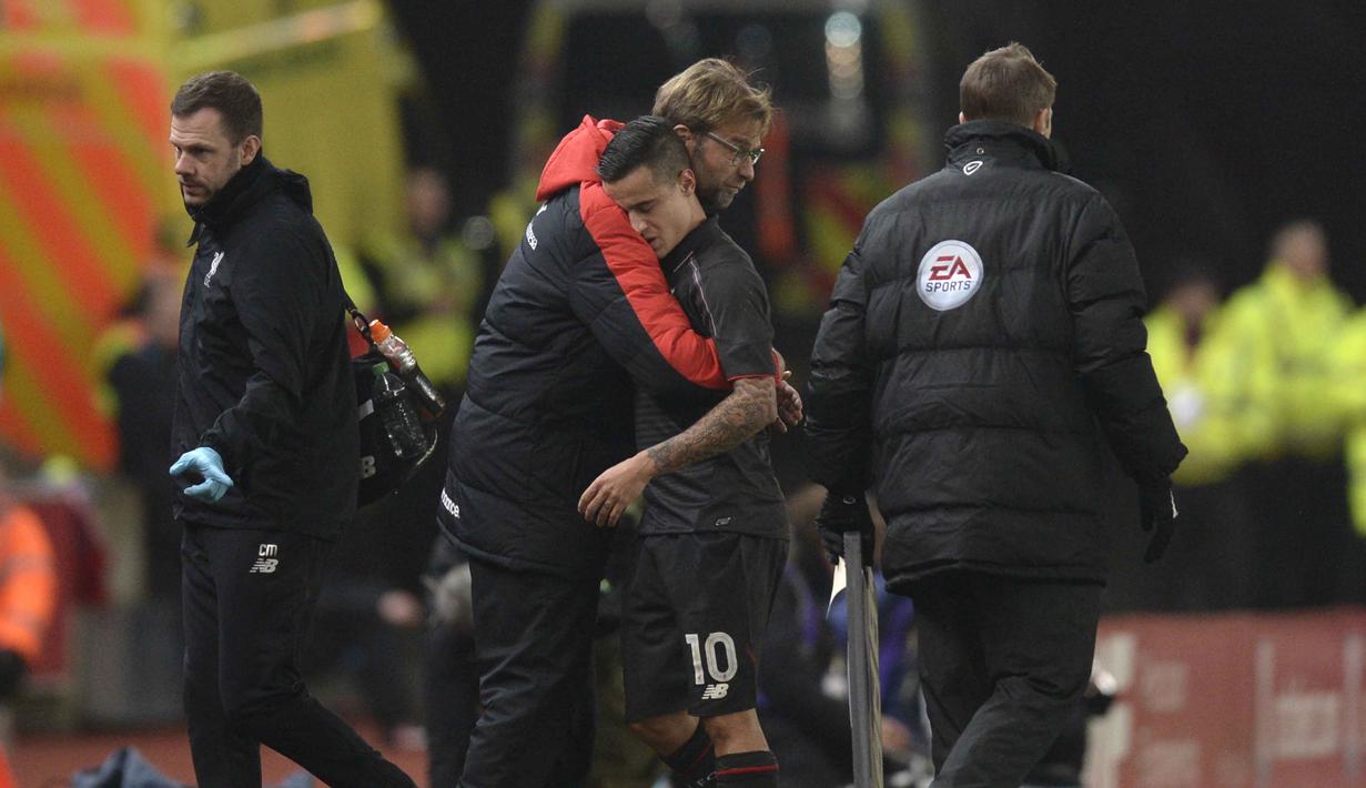 Pemain Liverpool, Philippe Coutinho menerima pelukan dari Pelatih Liverpool,Jurgen Klopp setelalah mengalami cedera pada Leg pertama semi-final Piala Liga Inggris di Stadion Britannia, Inggris, Rabu (06/01/2016) dini hari WIB. (AFP Photo/Oli Scarff)