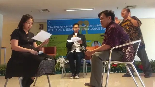 Simulasi tata cara konseling pelatihan pertolongan pertama untuk mempertahankan kesehatan mental dan pencegahan bunuh diri di RS Melinda 2 Bandung, Sabtu, 7 Desember 2019 lalu. (Foto: Arie Nugraha)
