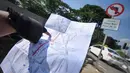 Petugas saat menujukan peta lokasi rambu larangan motor di Jalan Abdul Muis, Jakarta, Senin (6/4/2015). Pengendara sepeda motor diizinkan melintas mulai pukul 23.00 hingga 06.00 WIB. (Liputan6.com/Faizal Fanani)