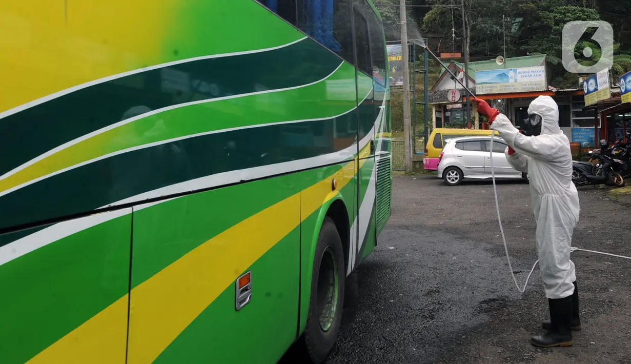 Anggota Batalyon B Brimob Cipanas melakukan penyemprotan disinfektan saat penyekatan arus lalu lintas di kawasan Ciloto, Cianjur, Jawa Barat, Jumat (17/4/2020). Penyemprotan yang dilakukan selama 20 hari tanpa henti ini untuk mencegah penyebaran virus corona COVID-19. (merdeka.com/Arie Basuki)