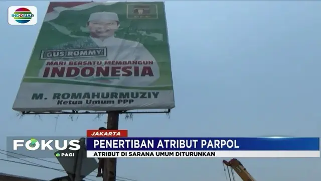 Petugas Panwaslu Kota dan Satpol PP Jakarta Utara tertibkan sejumlah atribut kampanye, lantaran belum memasuki masa pemilu dan dinilai merusak keindahan kota.