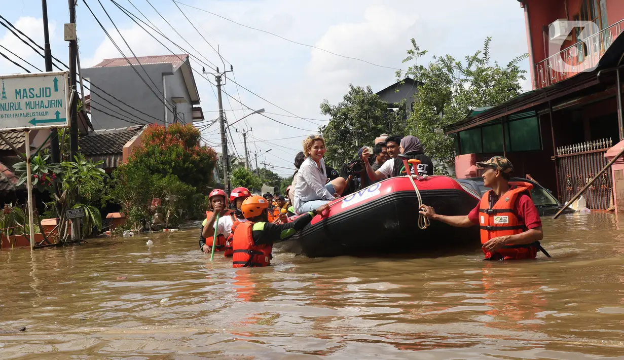 Artis Nikita Mirzani saat meninjau banjir di perumahan Ciledug Indah, Tangerang, Banten, Kamis (2/1/2020). Nikita menaiki perahu karet untuk melihat kondisi banjir di perumahan tersebut. (Liputan6.com/Angga Yuniar)