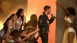 Penyanyi Nick Jonas ditemani penari wanita seksi memeriahkan panggung American Music Awards (AMA) 2017 di Los Angeles, Minggu (19/11). Pria 25 tahun itu membawakan lagu barunya berjudul “Find You”. (Matt Sayles/Invision/AP)