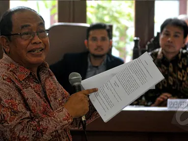 Mantan Panitera Mahkamah Konstitusi, Zainal Arifin Husein menjadi saksi ahli dalam sidang kasus sengketa Partai Golkar di Pengadilan Negeri Tata Usaha Negara (PTUN) Jakarta Timur, Senin (4/5/2015). (Liputan6.com/Yoppy Renato) 