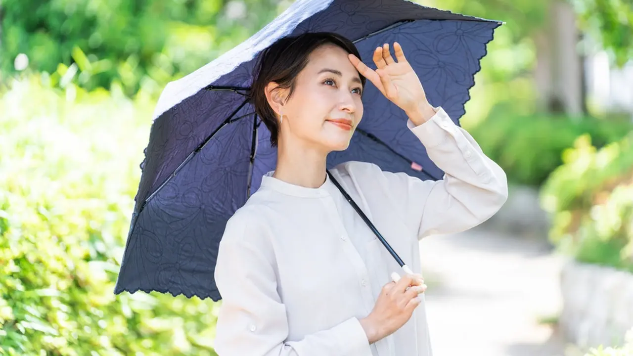 perempuan tua tenang bernapas santai memakai payung
