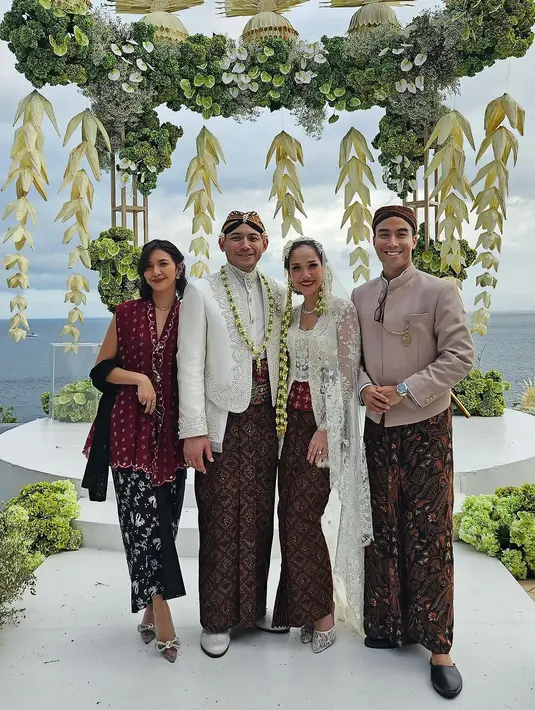 Bertugas sebagai best man, Vidi Aldiano pakai set beskap Jawa di pernikahan BCL. Sedangkan Sheila Dara kenakan sleeveless kebaya dengan kain Batik. [@vidialdiano]