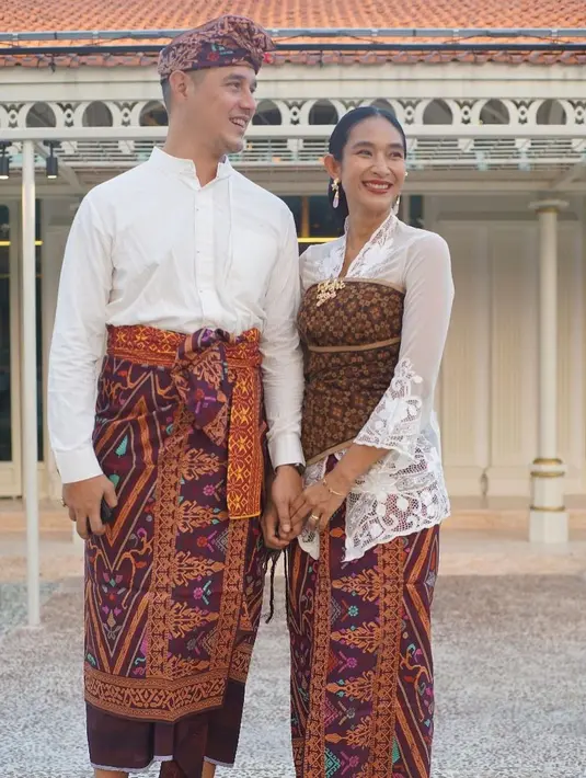 Setelah menikah, aktris, produser dan juga penulis ini menetap di Bali. Rumah tangganya juga jauh dari gosip miring. Beberapa potret kemesraan dan keharmonisan bersama keluarga begitu terlihat. [Instagram/happysalma]