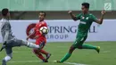 Gelandang Persija, Riko Simanjuntak (tengah) mengop[er bola saat laga kedua Semifinal Piala Presiden 2018 melawan PSMS di Stadion Manahan, Solo, Jawa Tengah, Senin (12/2). Persija unggul 1-0. (Liputan6.com/Helmi Fithriansyah)