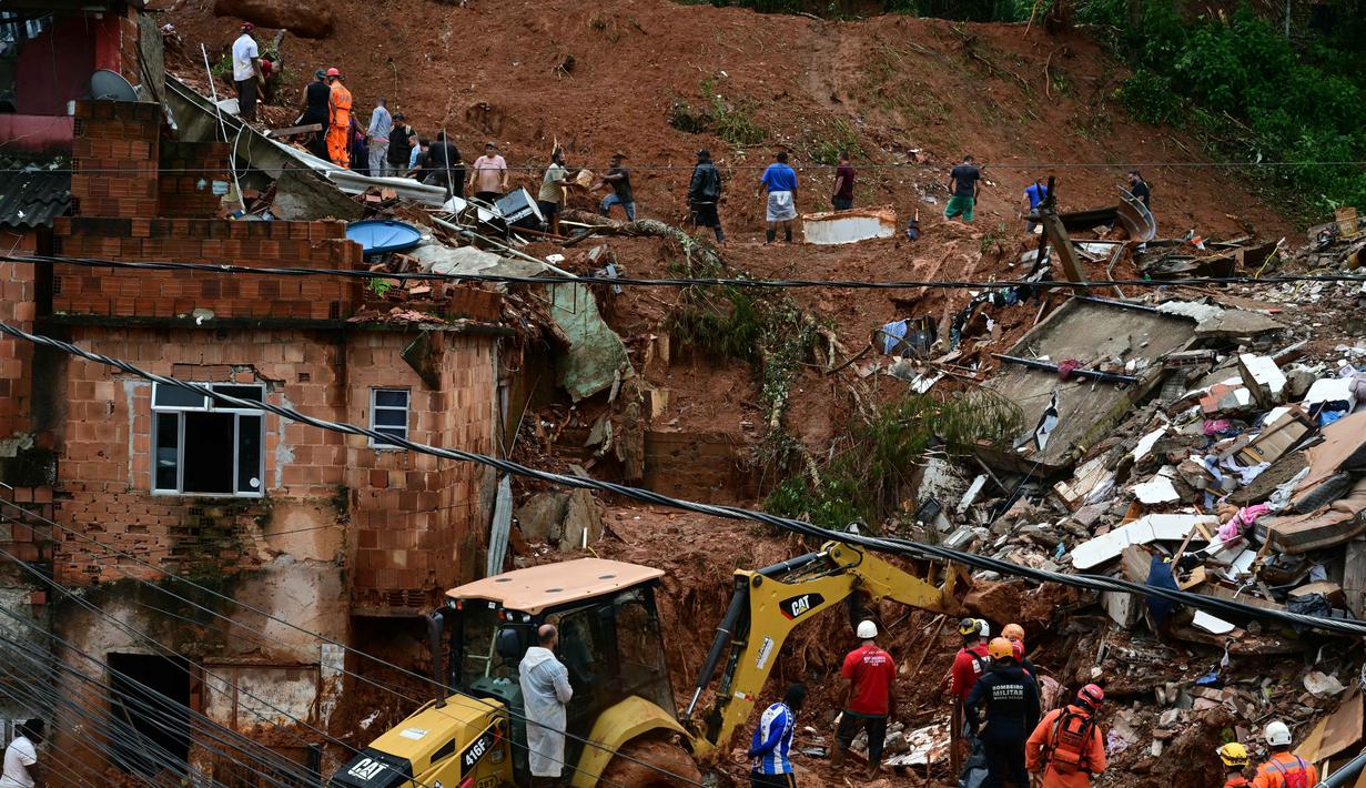 Sebelumnya, hujan deras yang mengguyur wilayah tenggara Brasil sejak Senin 23 Februari 2026, telah memicu banjir bandang dan tanah longsor yang menewaskan sedikitnya 23 orang. Tampak dalam foto, tim penyelamat mencari korban di tengah reruntuhan setelah tanah longsor akibat hujan lebat di lingkungan Barrio Parque Jardim Burnier, Juiz de Fora, Negara Bagian Minas Gerais, Brasil, pada 24 Februari 2026. (Pablo PORCIUNCULA/AFP)