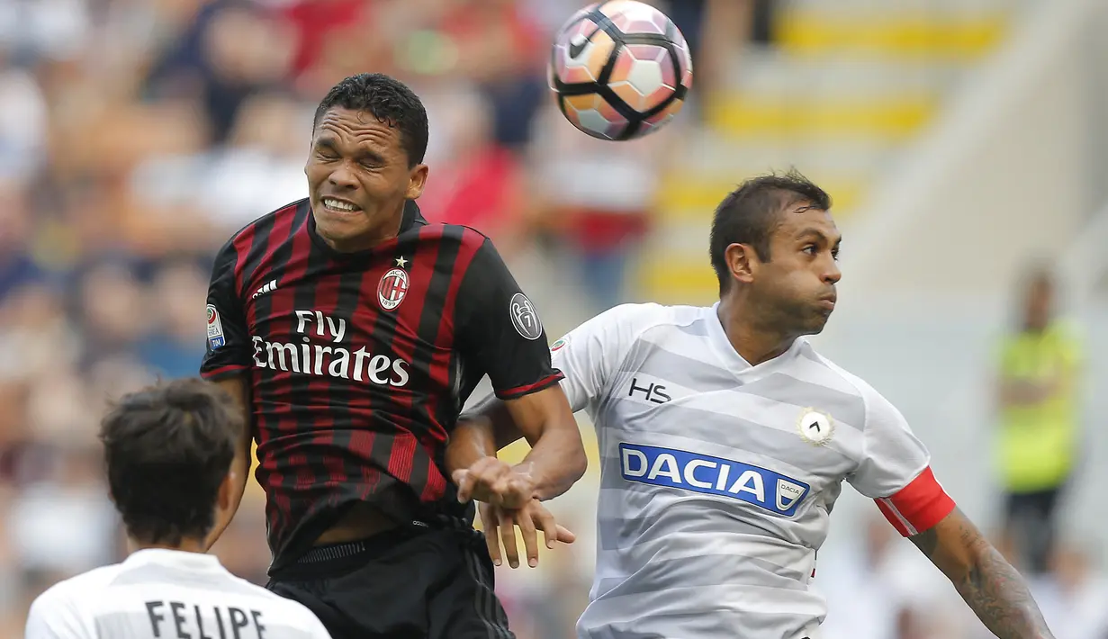 Carlos Bacca. Striker Kolombia berusia 35 tahun yang kini menjalani musim pertamanya bersama Granada ini pernah memperkuat AC Milan selama dua musim, 2015/2016 dan 2016/2017. Ia langsung menjadi top skor Rossoneri di musim 2015/2016 dengan torehan 20 gol di semua ajang. (AFP/Marco Bertorello)