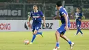 Pemain Calcio Legend, Hernan Crespo, menggiring bola saat melawan Primavera Baretti pada laga persahabatan di SUGBK, Jakarta, Sabtu (21/5/2016). (Bola.com/Nicklas Hanoatubun)
