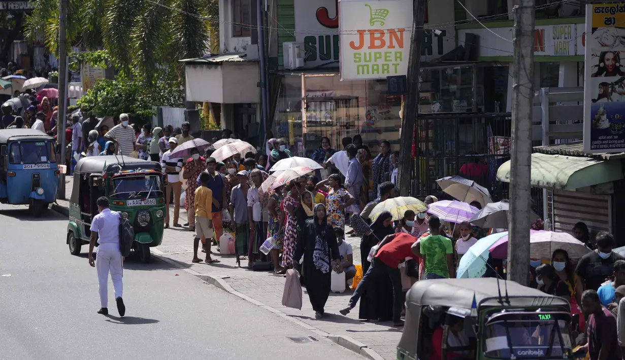 <p>Warga mengantre membeli minyak tanah di tengah kelangkaan gas untuk memasak di Kolombo, Sri Lanka, Selasa, 17 Mei 2022. Warga beralih menggunakan minyak tanah untuk memasak di tengah kelangkaan gas di mana antrean panjang terlihat dan kerap berubah menjadi aksi protes dadakan karena konsumen mulai frustasi dan khawatir kehabisan stok. (AP Photo/Eranga Jayawardena)</p>