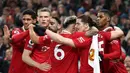 Pemain Manchester United melakukan selebrasi setelah Marcus Rashford mencetak gol pada laga lanjutan Liga Inggris 2022/2023 antara Manchester United melawan Brentford di Old Trafford, Manchester, 5 April 2023. Pada musim ini, Setan Merah berhasil meraih 10 kemenangan kandang dari 28 laga di Liga Inggris musim ini. (AFP/Darren Staples)