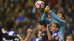 Kiper Deportivo, German Dario Lux, duel udara dengan striker Barcelona, Luis Suarez. Meski kalah, klub asal Katalunya itu lebih menguasai jalannya laga dengan penguasaan bola mencapai 67 persen. (AFP/Miguel Riopa)