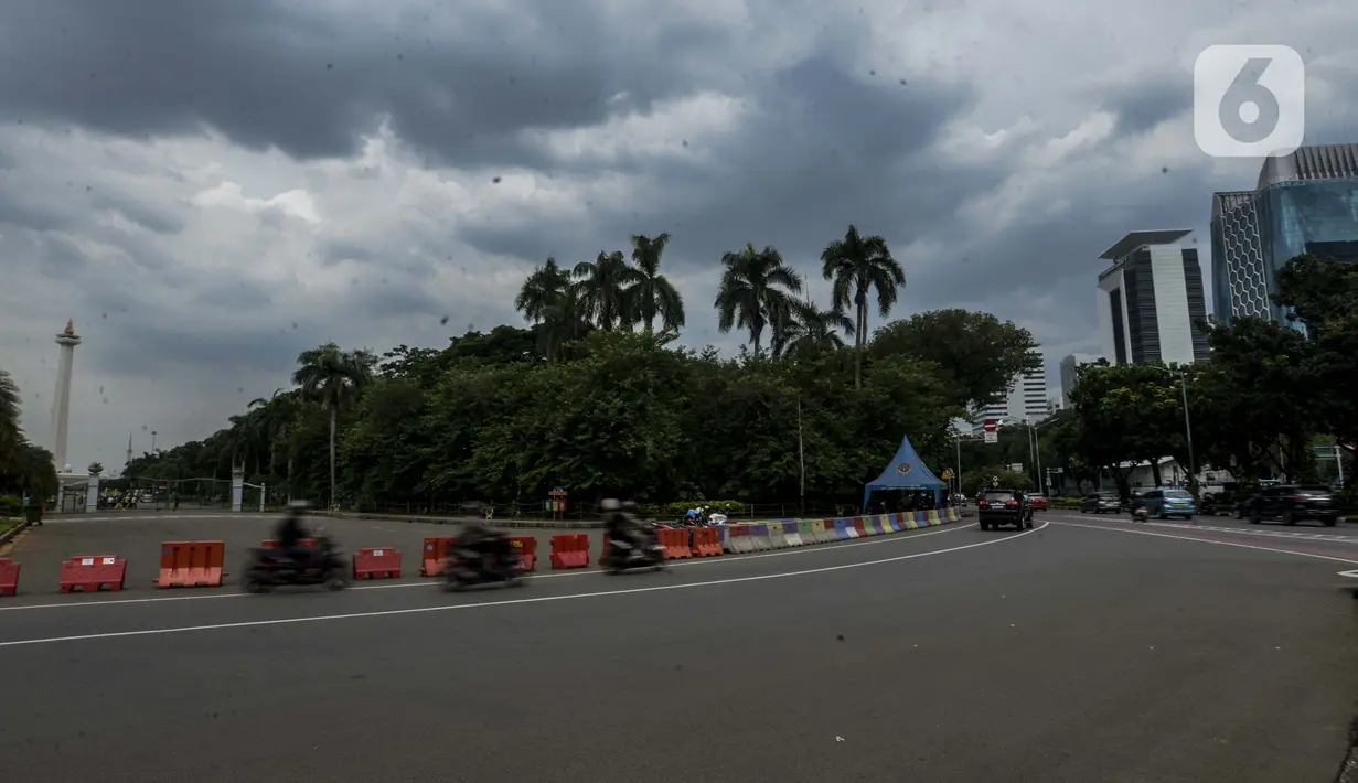 Kendaraan melintas di kawasan Monumen Nasional (Monas), Jakarta, Selasa (11/2/2020). Pemerintah Provinsi DKI Jakarta akan menggelar ajang bertaraf internasional Formula E di kawasan Monas, Jakarta Pusat. (merdeka.com/Imam Buhori)
