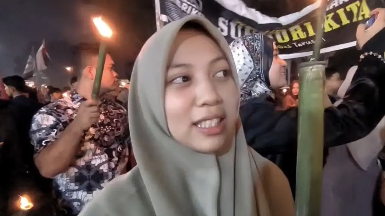 Menjelang datangnya bulan suci Ramadan 1447 H, ribuan warga Kota Medan tumpah ruah ke jalanan untuk merayakan tradisi tahunan pawai obor, Sabtu (14/2/2026) malam (Liputan6.com/Reza Perdana)