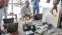 Daniel Tumiwa, CEO OLX Indonesia, berpartisipasi dalam Garage Sale di kantor OLX Indonesia, dengan menjual barang-barang lamanya.