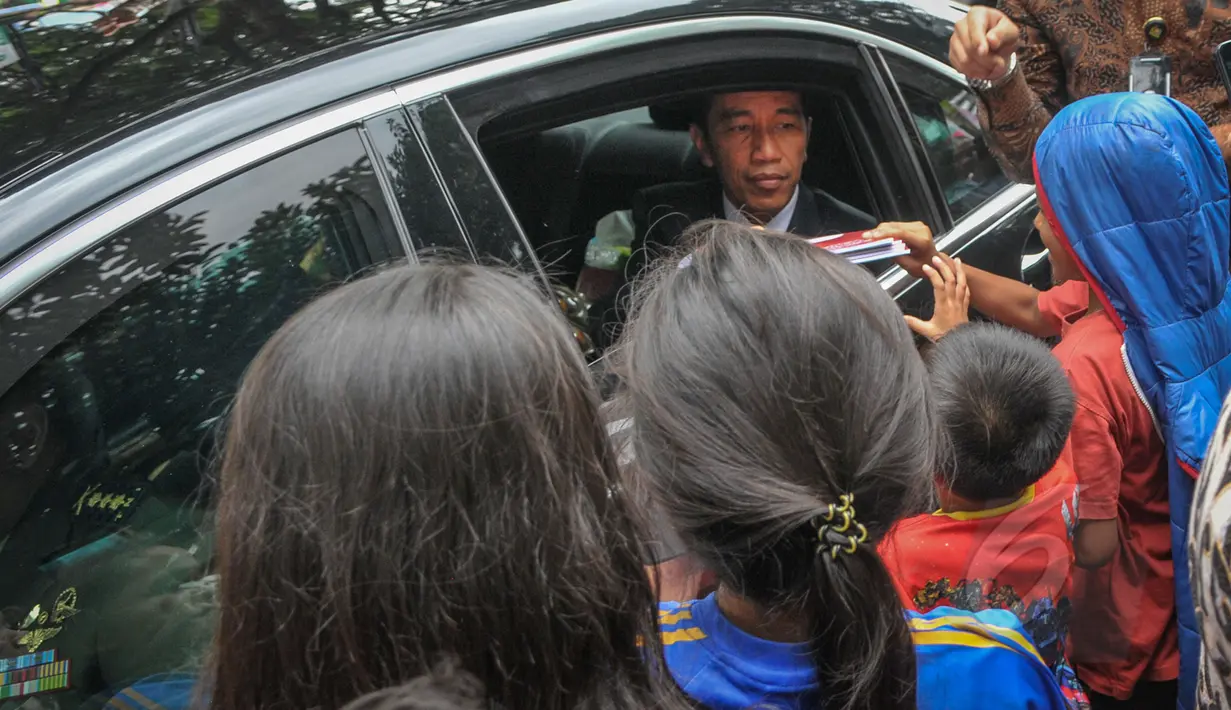 Sejumlah anak saat berebut mengambil buku yang dibagikan Presiden Joko Widodo (Jokowi)  di Jalan Cicendo, Bandung, Jumat (24/4/2015). (Liputan6.com/Faizal Fanani)
