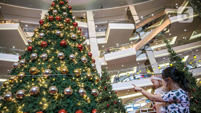 Pengunjung melihat Pohon Natal Raksasa  di Mall Taman Anggrek, Jakarta, Senin (21/12/2020). Mengangkat tema 