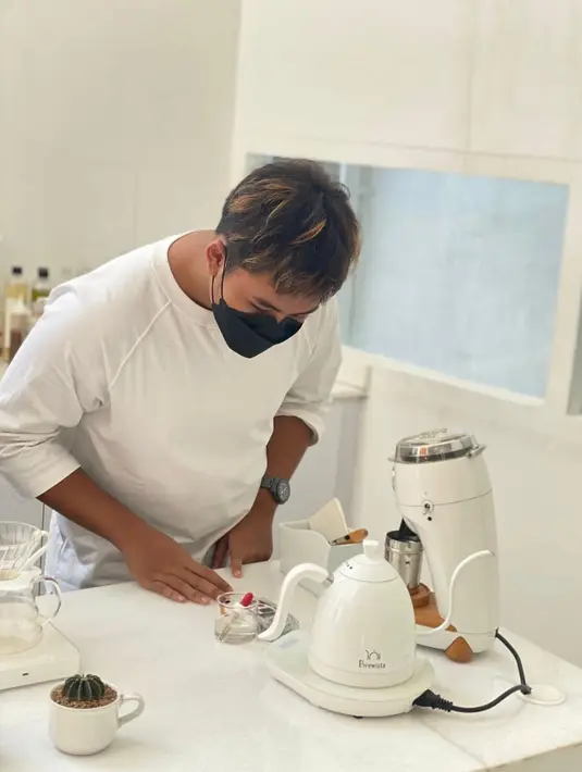 Terlihat keseriusan putra bungsu Yuni Shara itu saat sedang meracik kopi menggunakan alat-alat cafe. (FOTO: instagram.com/cello_shn)