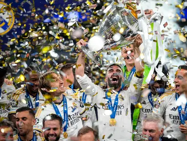 Para pemain Real Madrid merayakan gelar juara Liga Champions usai mengalahkan Borussia Dortmund di stadion Wembley di London, Sabtu, 1 Juni 2024. (AP Photo/Kirsty Wigglesworth)