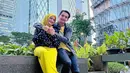 Ibunda masih terlihat awet muda, tak heran jika warganet mengira jika ibunda Mahdy Reza adalah kekasih barunya. Saking banyaknya kometar tak percaya jika wanita yang dirangkul Mahdy adalah ibundanya, bintang sinetron kelahiran Yogyakarta itu sampai menjelaskan di kolom komentar bahwa wanita yang kenakan baju senada dengan dirinya itu adalah ibundanya. (Liputan6.com/IG/@mahdyrez)
