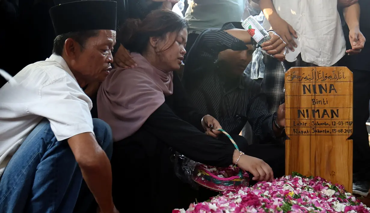 Beberapa diantaranya bahkan ikut mengantarkan almarhumah sampai ke tempat peristirahat terakhirnya. (KapanLagi.com/Budy Santoso)