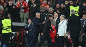 Pelatih Benfica, Jose Mourinho (kiri), dan pelatih Napoli, Antonio Conte, bereaksi di akhir pertandingan fase grup Liga Champions matchday di Estadio da Luz, Lisbon, Kamis (11/12/2025) dini hari WIB. (AFP/Patricia De Melo Moreira)