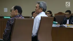 Terdakwa suap panitera Pengadilan Negeri Jakarta Pusat, Eddy Sindoro (tengah) saat menjadi saksi sidang lanjutan dugaan menghalangi proses penyidikan KPK dengan terdakwa Lucas di Pengadilan Tipikor, Jakarta, Kamis (17/1). (Liputan6.com/Helmi Fithriansyah)