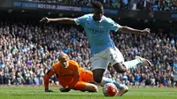 Pemain Manchester City, Kelechi Iheanacho, mengecoh kiper Stoke City dan mencetak gol dalam laga Liga Inggris di Stadion Etihad, Manchester, Sabtu (23/4/2016). (AFP/Lindsey Parnaby)