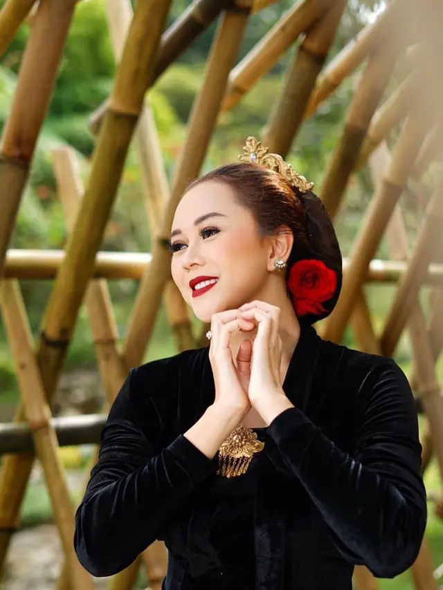 7 Pesona Aura Kasih saat Pakai Kebaya, Anggun Banget