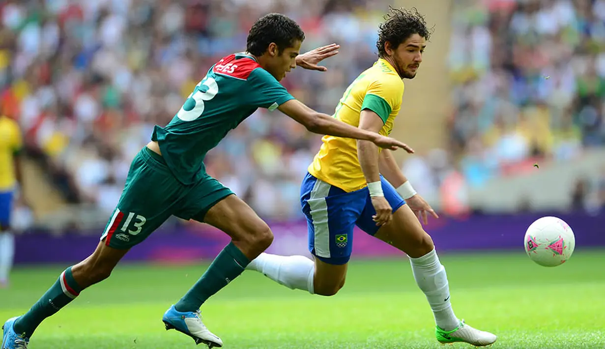 Alexandre Pato kini juga sudah kembali dipercaya mengisi skuat dari timnas Brasil. (AFP/Martin Bernetti)
