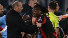 Ekspresi kesal tak mampu disembunyikan oleh Rafael Leao saat ditarik ke luar lapangan oleh pelatih Massimiliano Allegri dalam laga lanjutan Liga Italia 2025/2026 antara Lazio melawan AC Milan, Minggu (15/03/2026) waktu setempat. (AFP/Alberto Pizzoli)