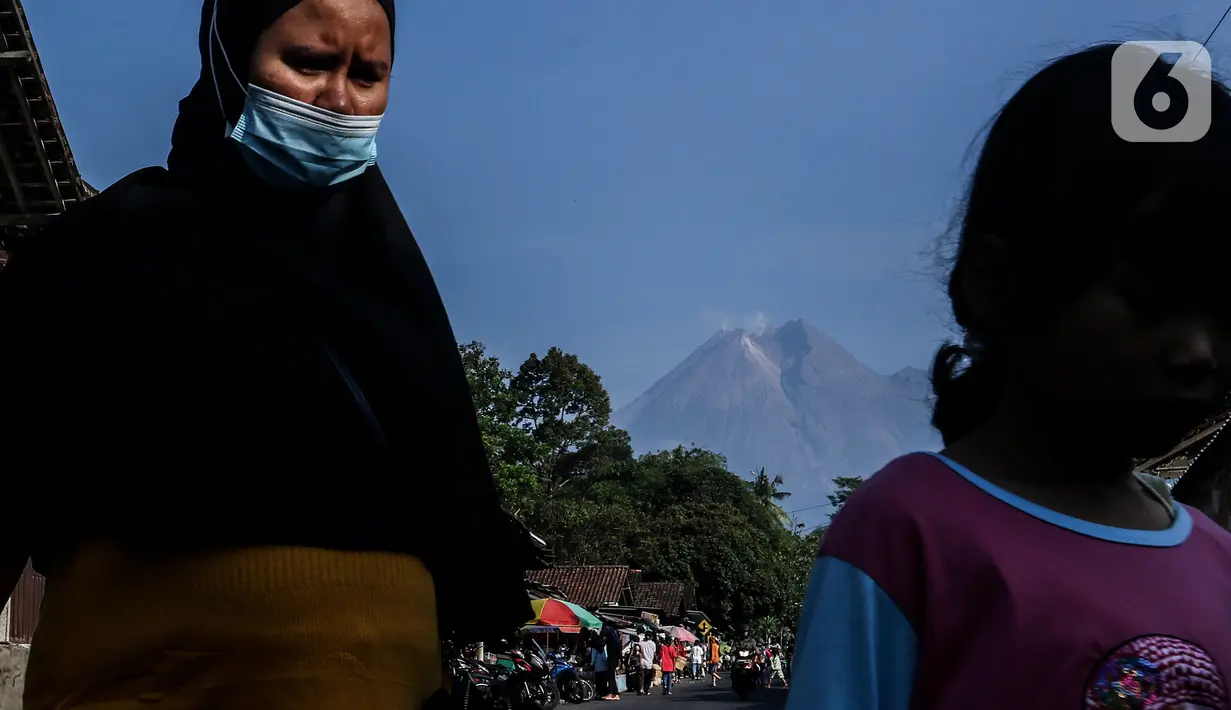 Aktivitas warga di bawah kaki Gunung Merapi, Desa Glagaharjo, Kecamatan Cangkringan, Sleman, Jawa Tengah, Kamis (19/11/2020). Semenjak diumumkan statusnya naik menjadi siaga, Gunung Merapi terpantau terus mengalami peningkatan aktivitas. (Liputan6.com/JohanTallo)