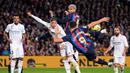 Pemain Barcelona, Robert Lewandowski berusaha mencetak gol ke gawang Real Madrid pada laga pekan ke-26 Liga Spanyol 2022/2023 di Camp Nou, Barcelona, Senin (20/03/2023). Blaugrana menang dengan skor 2-1 pada pertandingan yang bertajuk El Classico tersebut. (AFP/Lluis Gene)