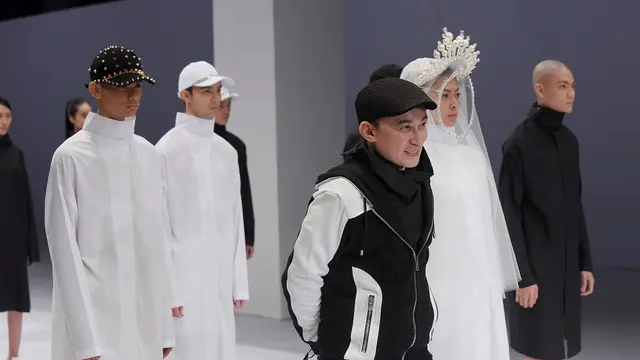 Koleksi Refounders dari Rinaldy A. Yunardi di panggung JFW 2021