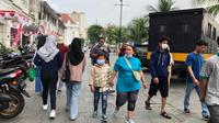 Warga sedang berkunjung ke Kota Tua, Jakarta Barat sambil mengenakan masker karena masih di tengah pandemi COVID-19. (28/8/2022) Foto: Liputan6.com/ Ade Nasihudin).