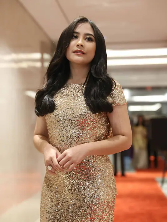 Demi fokus pada kuliahnya, untuk sementara ini Prilly mengaku tidak menerima dulu sinetron. Apalagi syuting sinetron bisa menyita banyak waktunya. Ia hanya menerima film yang tak membutuhkan banyak waktu. (Nurwahyunan/Bintang.com)