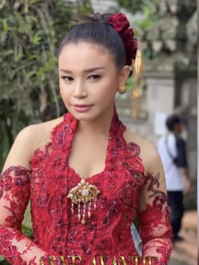 Pesona Rossa Tampil Mengenakan Kebaya