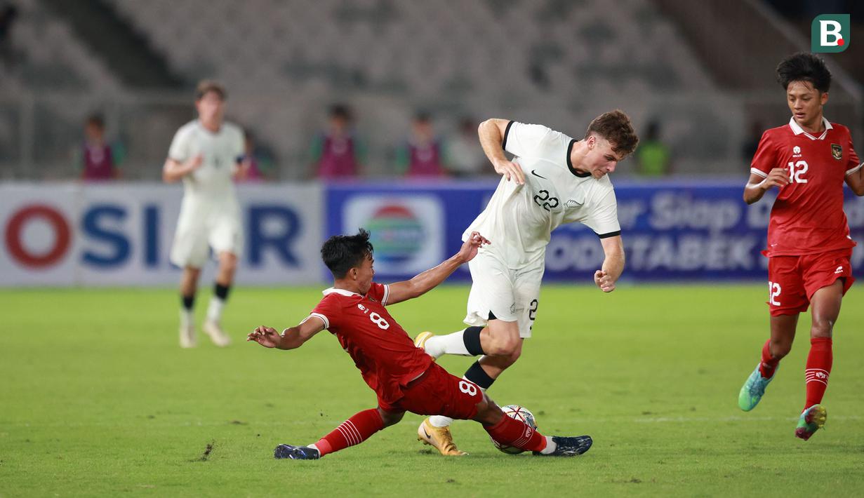 <p>Pemain Timnas Indonesia U-20, Arkhan Fikri (kiri) berusaha menghalau bola dari pemain Selandia Baru, Jackson Thomas Jarvie pada laga International Friendly Match U-20 di Stadion Utama Gelora Bung Karno (SUGBK), Jakarta, Minggu (19/02/2023). (Bola.com/Ikhwan Yanuar)</p>