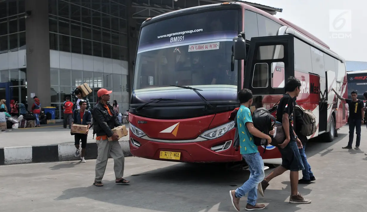 Penumpang membawa sejumlah barang saat menaiki bus di Terminal Pulo Gebang, Jakarta, Minggu (3/6). Mudik lebih awal dipilih untuk menghindari kemacetan serta penumpukan penumpang. (Merdeka.com/Iqbal Nugroho)