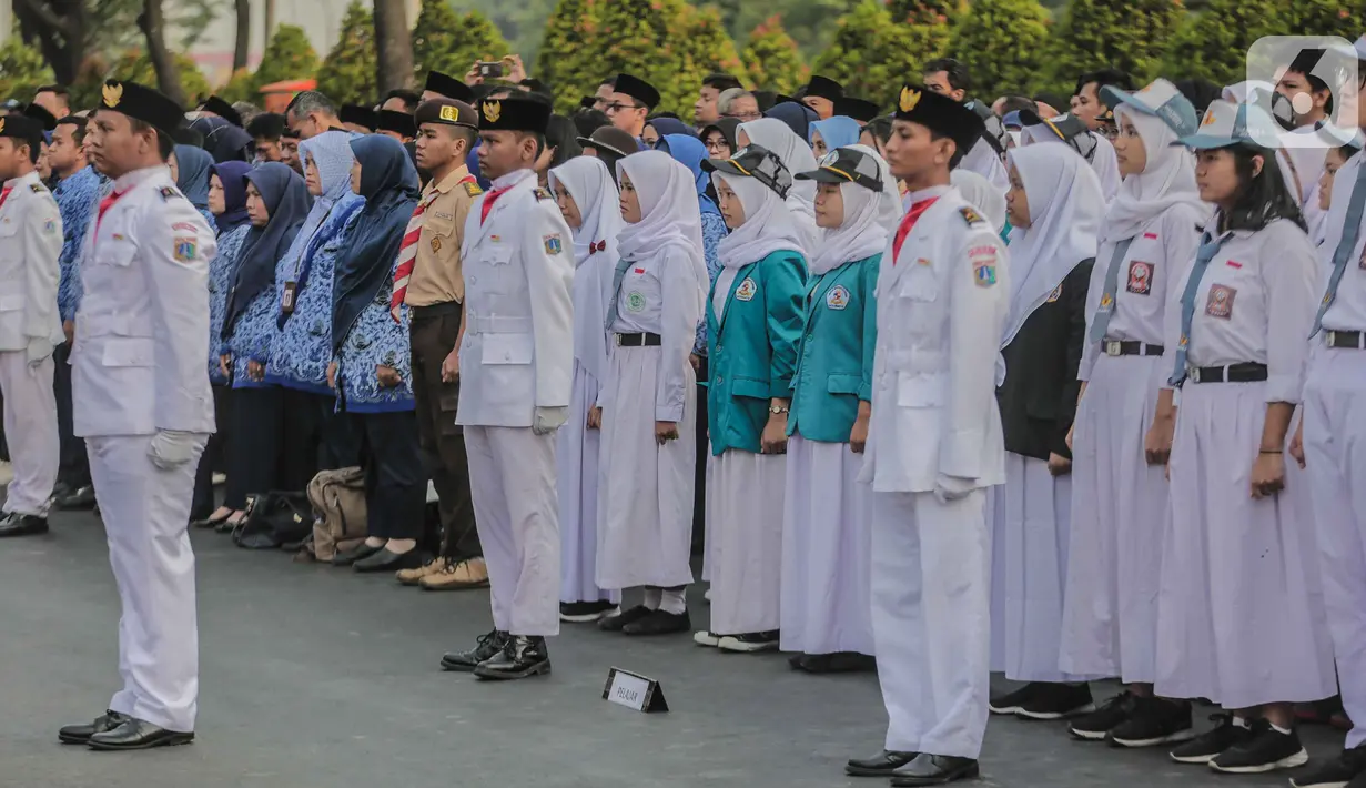 Pelajar mengikuti upacara peringatan hari Sumpah Pemuda di Museum Sumpah Pemuda, Jakarta, Senin (28/10/2019). Upacara yang diikuti sejumlah pelajar ini diselenggarakan dalam rangka memperingati Hari Sumpah Pemuda ke-91. (liputan6.com/Faizal Fanani)