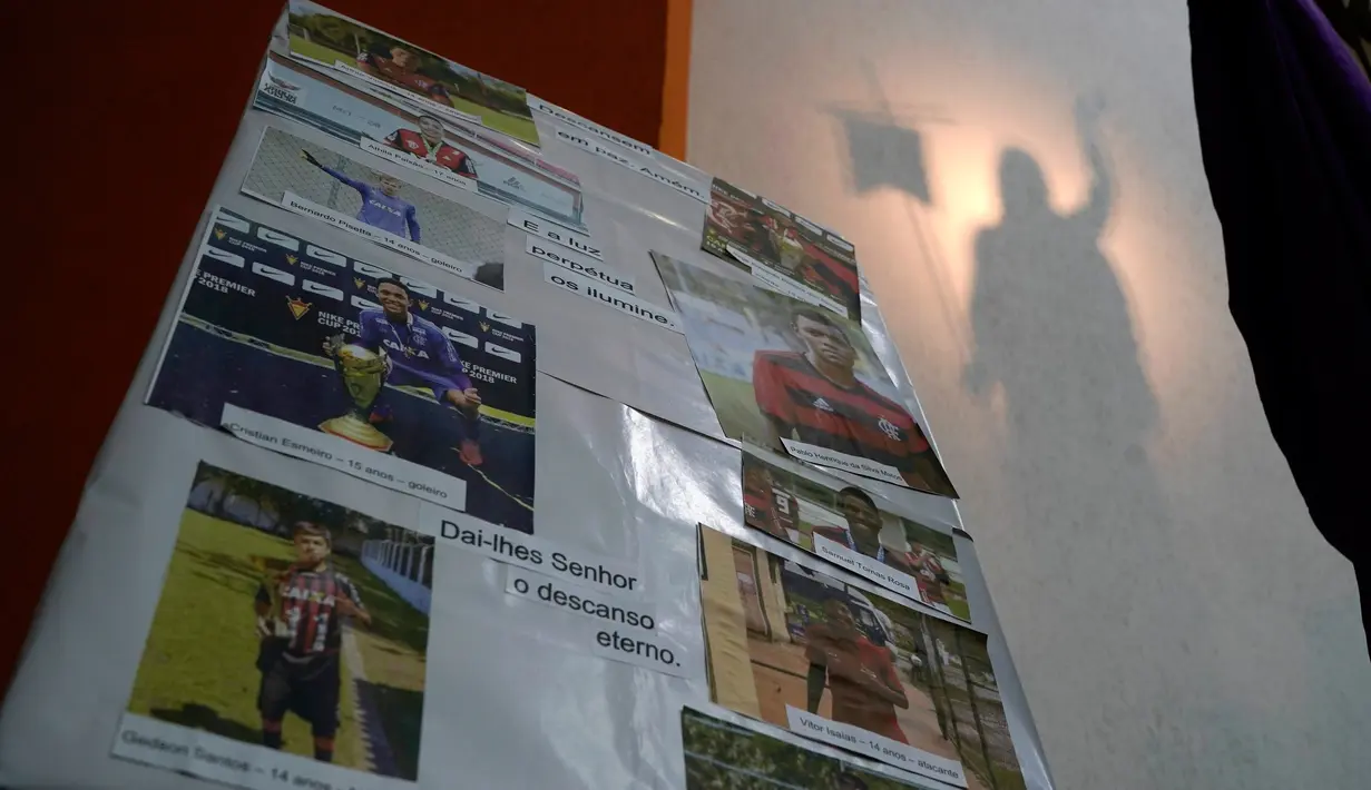 Foto-foto para pemain pemuda yang tewas dalam kebakaran di sebuah akademi sepak bola Brasil, dipajang di altar selama Misa peringatan untuk para korban kebakaran di sebuah akademi sepakbola Brasil, di Rio de Janeiro, Brasil (8/2). (AP Photo/Leo Correa)
