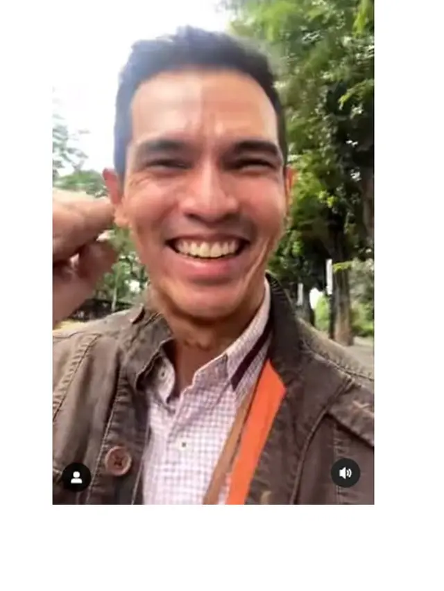 8 Potret Adrian Maulana Berangkat Kerja Naik KRL, Rela Berdesak-desakan
